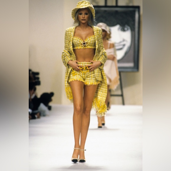 Iconic Chanel Vintage Spring/Summer 1994 Yellow Gold Tweed 94P Jacket - Picture 4 of 17